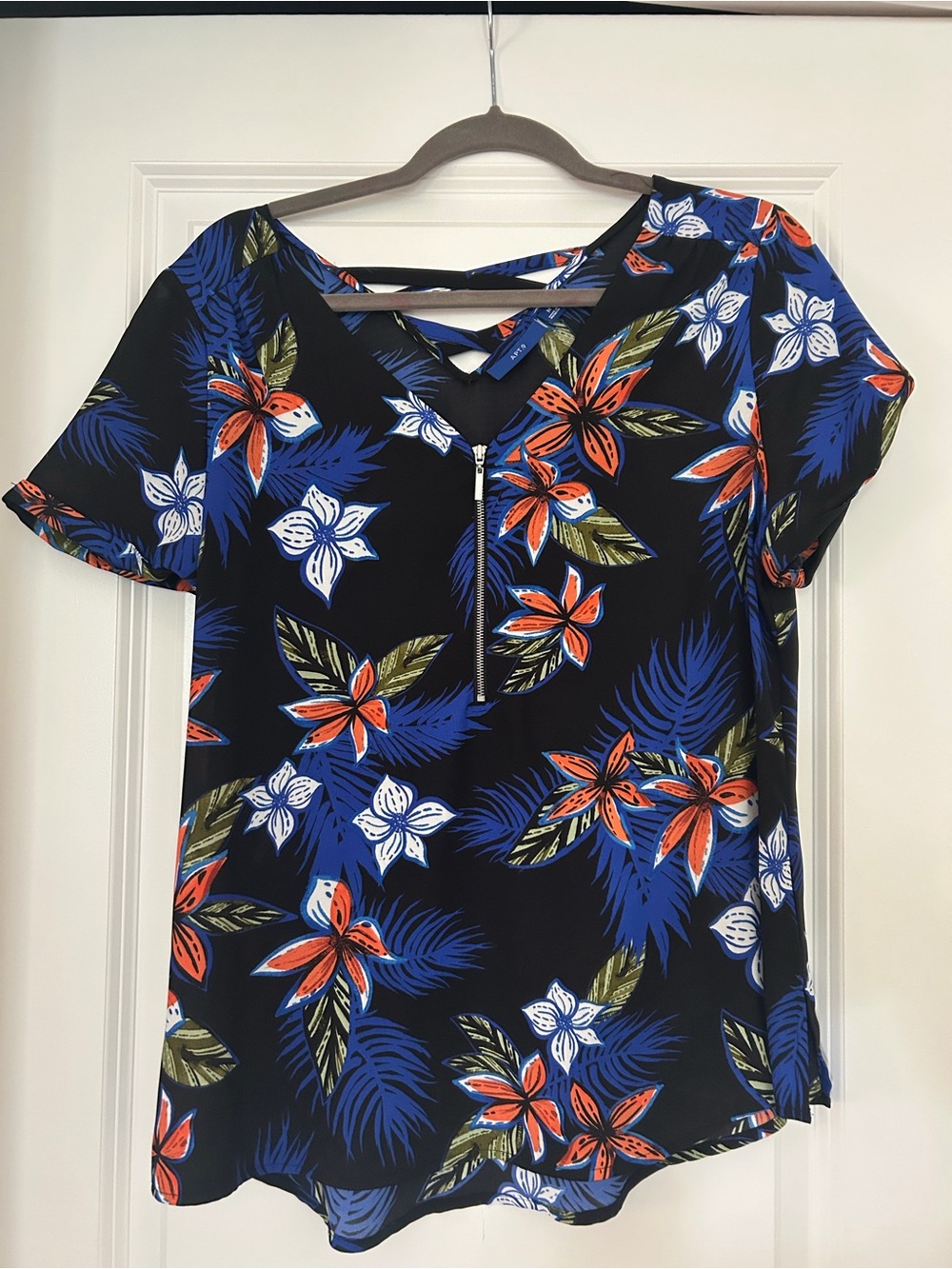 Apt9 Med Zip Front Women’s Black Floral Crisscross Neck Short Sleeve Top